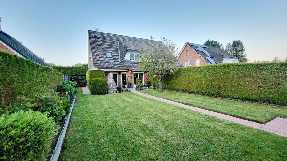 Gepflegte Doppelhaushälfte mit nordischem Flair – Blick aus dem Garten auf das Haus