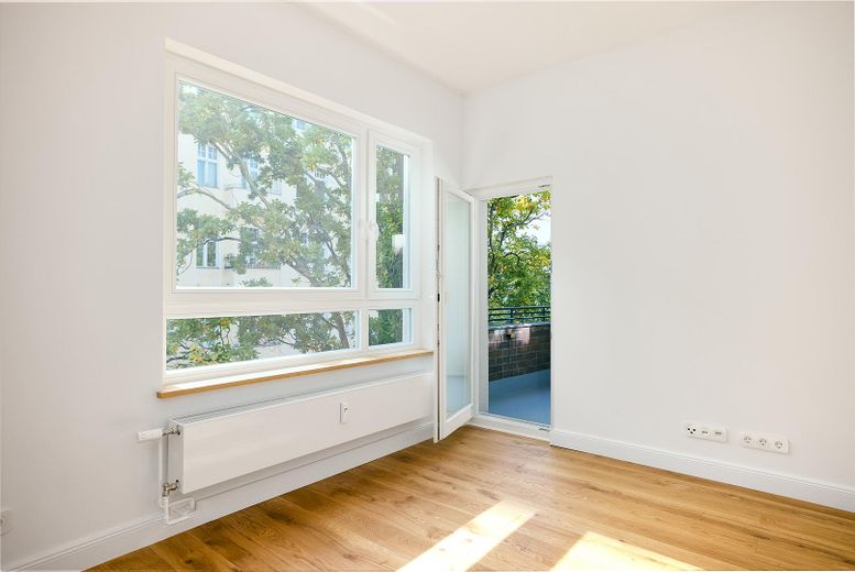 Berlin Mitte: Balkonlu, Moabit’in merkezi konumunda, yenilenmiş köşe binada ilk kullanım, komisyonsuz 2 odalı daire – Balkon