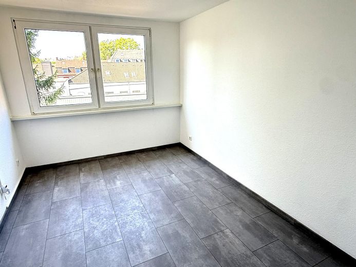 Frisch sanierte 2 Zimmer DG-Wohnung mit Einbauküche und Vorratsraum an der schönen Nordbahntrasse – Schlafzimmer