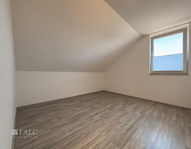 Hell. Offen. Energieeffizient. KfW-40-Wohnung mit sonniger Terrasse und Garage – Schlafzimmer 2 - Bild 1