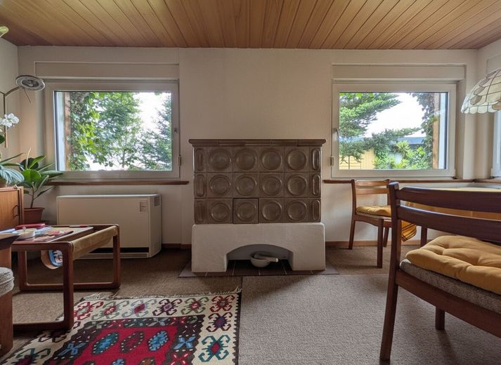 Bungalow mit Traum-Grundstück und Raum für eigene Ideen in toller Lage von Hamburg Kirchwerder – Wohnzimmer mit Ofen