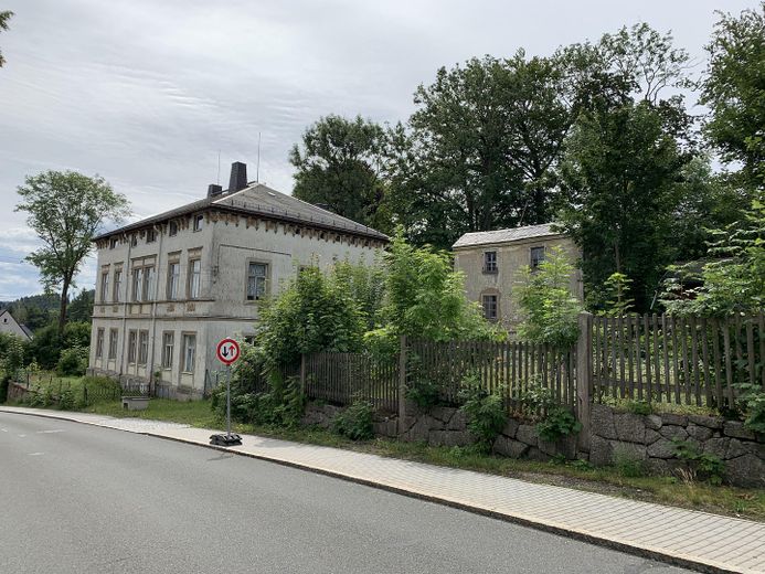 Villa mit Nebenhaus