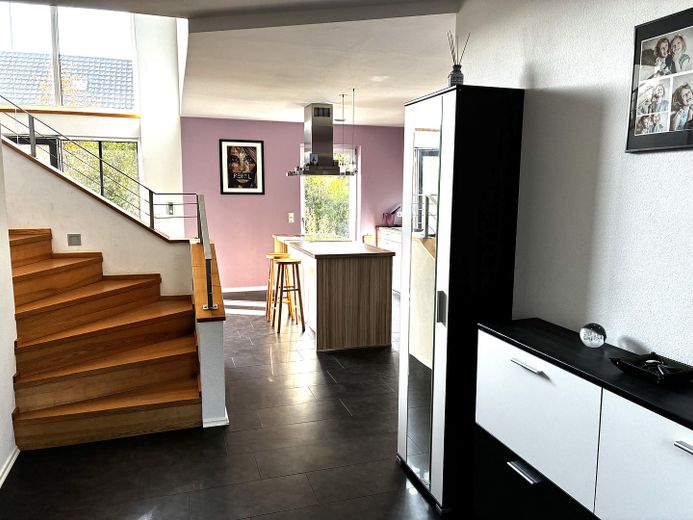 Casa moderna con un gran jardín – Eingangsbereich