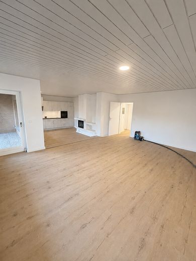 Kernsanierte 4–5-Zimmer-Wohnung | Einbauküche | Kamin | Garage | Terrasse – Wohnzimmer / Küche