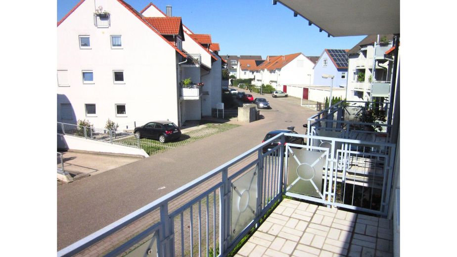 Balkon, ruhige Anwohnerstrasse