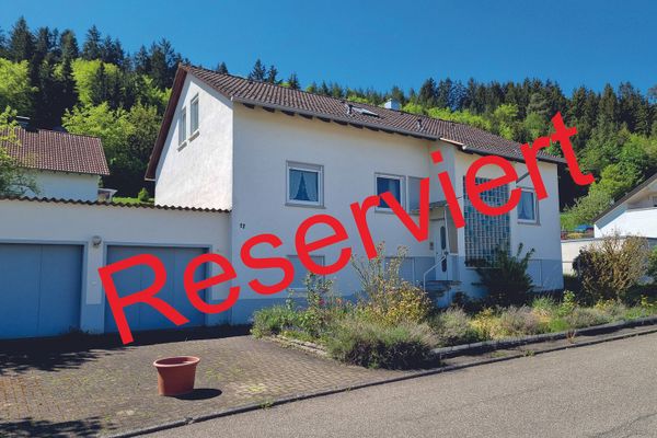 Spacious detached single-family home with 4 garages – Commission-free – Ideal for large families