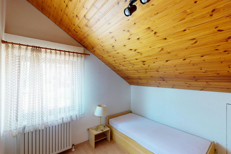 منزل عائلي جميل مع شقة مستقلة ومنطقة معيشة مفتوحة (بدون عمولة) – Schlafzimmer Oben