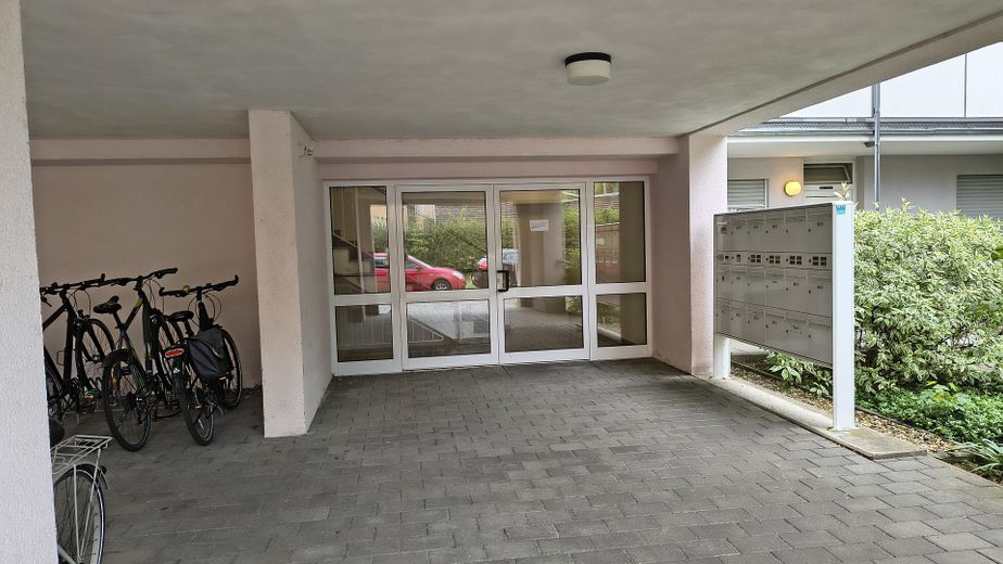 Charmantes, renoviertes Apartment mit Terrasse, kleinem Garten & Tiefgaragenstellplatz in Regensburg – Fahrräderständer Überdacht