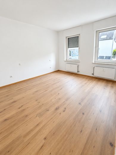 Nach WEG aufgeteiltes MFH, 4 Wohneinheiten, 2 vermietet, 1 frisch renoviert – EG - Wohnzimmer