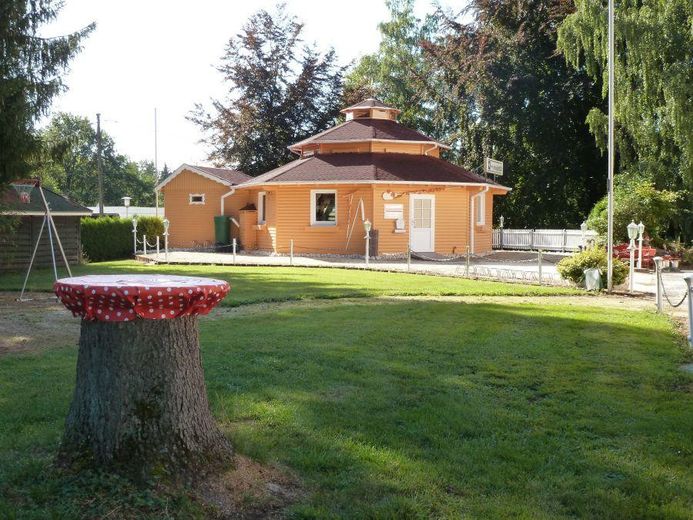 Wohnungen/ Seniorenresidenzen (11), Blockhaus-Treffpunkt(1), Bauplätze (3) – Kernfläche 1/  Blockhausgastro