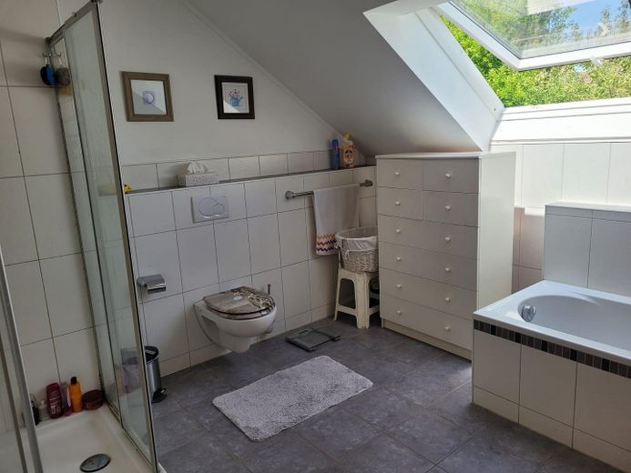 Maison jumelée avec une belle vue dans un quartier calme à Calw-Altburg – Badezimmer