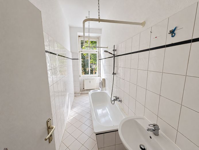 Helle Altbauwohnung mit Balkon – ruhig gelegen & gut angebunden – Badezimmer