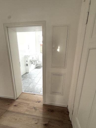 Erstbezug nach Sanierung – Stilvolle 4-Zimmer-Altbauwohnung mit 126 m² – Zum Bad mit Technikplatz