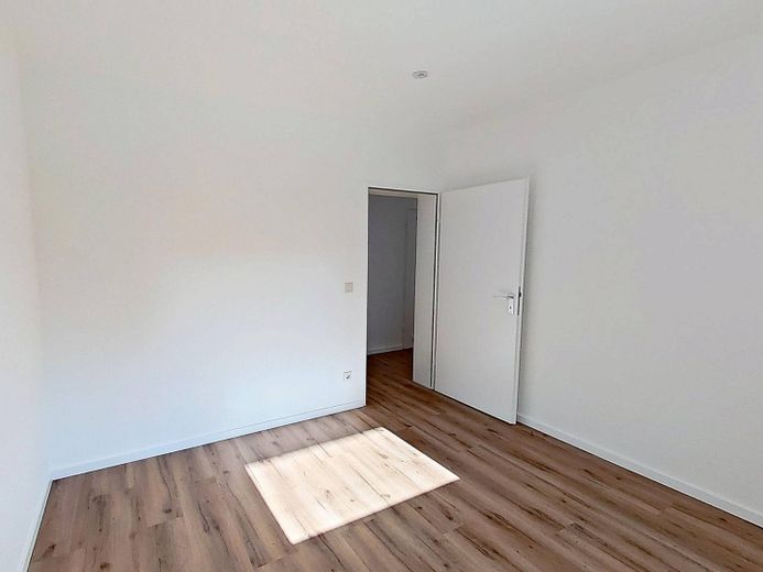 Huzurlu konumda modern yaşam: BALKONLU ve küvetli banyolu geniş 3 odalı daire – Ansicht II: Schlafzimmer II