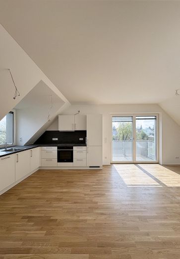 First occupancy after complete renovation: Cozy 3-room attic apartment in Munich-Trudering - Unit 7 – Wohnzimmer mit offener Küche