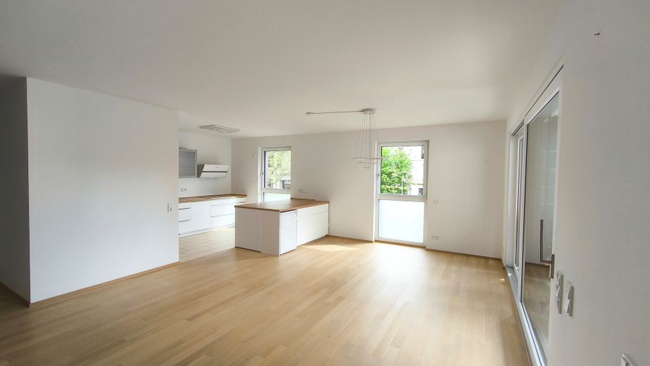 Großzügige 3 Zimmer Wohnung zentral Wiesbaden / 2 Bäder + Tiefgaragenstellplatz / Wilhelms IX – Wohnzimmer
