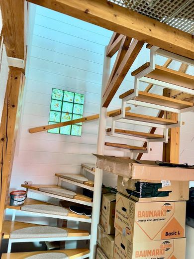 Balkonlu tarihi şehir evinde 5 odalı dubleks daire, 120 m² – Bad Bergzabern – Wendeltreppe