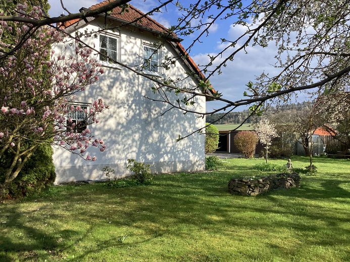 Freistehendes EFH im Landhausstil: weitläufiges Grundstück am Feldrand, Doppelgarage & Carport – Foto 3