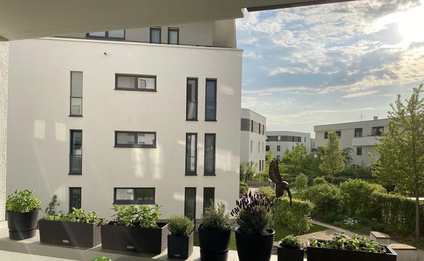 Neuwertige, hochwertige 2-Zimmer-Wohnung mit EBK & TG-Stellplatz in Ffm-Riedberg – Balkon
