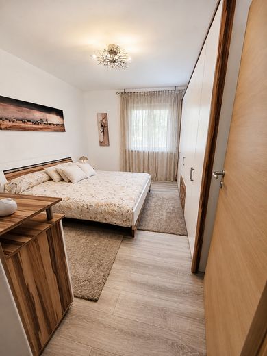 Modernisierte helle 2,5 Zimmer Wohnung mit Balkon – Schlafzimmer