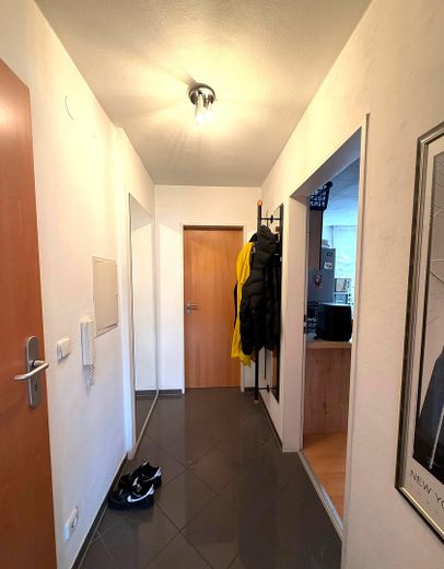 Placement financier avec perspectives – 2 logements loués + parking souterrain | 135 m² | 17.640 € de loyer annuel hors charges – 1-Zi.WHG Flur