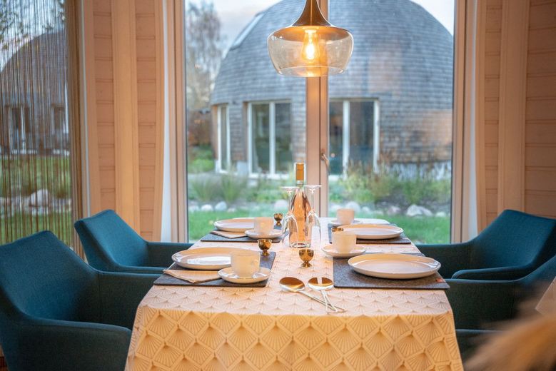 HORN IMMOBILIEN ++ Wustrow Kugelhaus am See - das "Kugellager" in hochwertiger ökologischer Bauweise – Essbereich