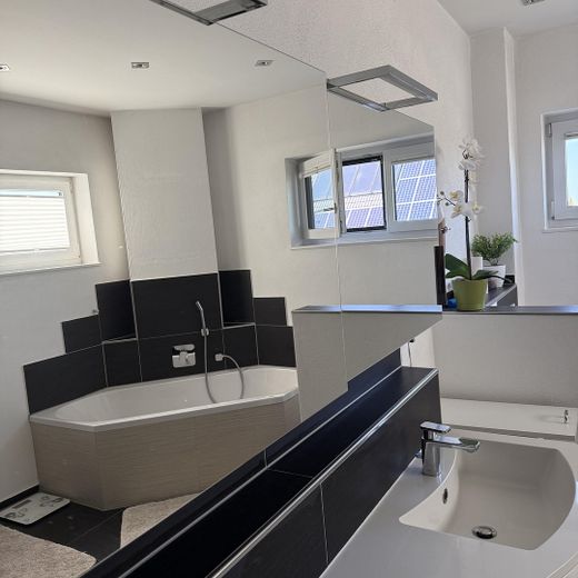 Modernes Einfamilienhaus mit Wintergarten, Doppelgarage und liebevoll angelegtem Garten in Schwendi – Badezimmer im Obergeschoss