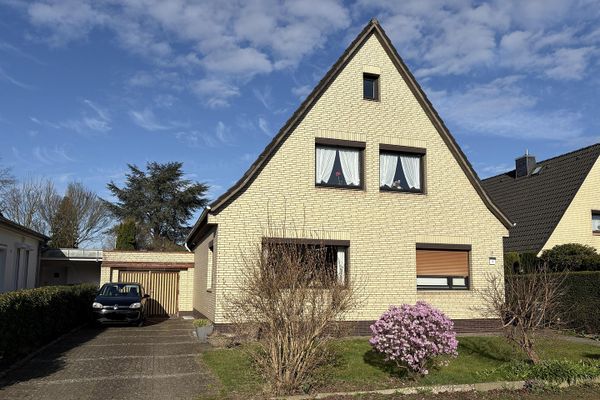 Casa unifamiliare con grande terreno, molta privacy e molteplici possibilità