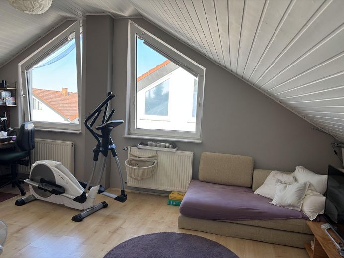 Ruhig wohnen in Feldrandlage: Doppelhaushälfte 5 Zi, 140 qm, Garage – Dachstudio