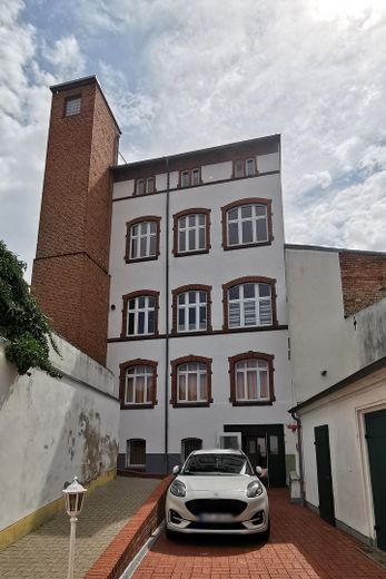 Rückseite mit Aufzug