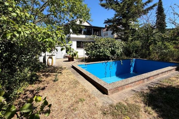 La prossima estate avrete la vostra piscina: casa unifamiliare o bifamiliare a Seeheim con giardino idilliaco