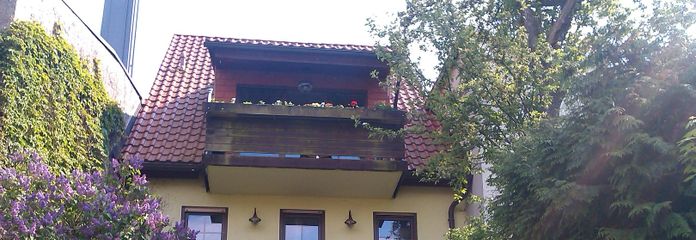 spokojny dom miejski z dodatkowym mieszkaniem, ok. rok budowy 2000