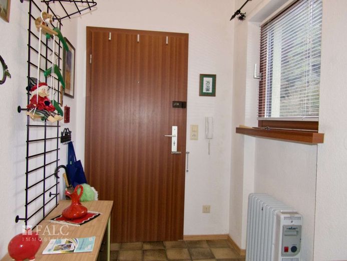 Einfach Mehr: Gepflegte Nichtraucher-2-Zimmer-Wohnung, möbiliert, TG, Aufzug, Süd-Loggia-Balkon. – Wohnungseingang