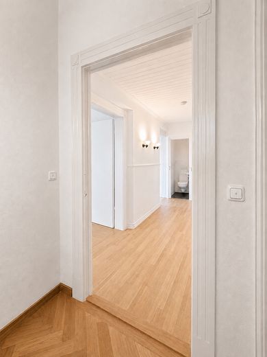 Kamienica w stylu secesyjnym w monachijskiej dzielnicy Westend: gotowa do zamieszkania i położona od strony spokojnego wewnętrznego dziedzińca – Eingang