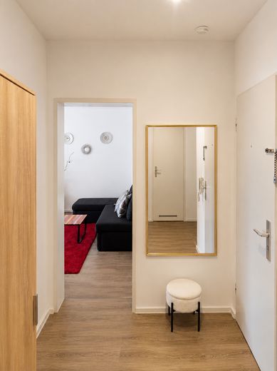 Möblierte 2 Zimmerwohnung mit Balkon in Neu Isenburg zentral – Flur