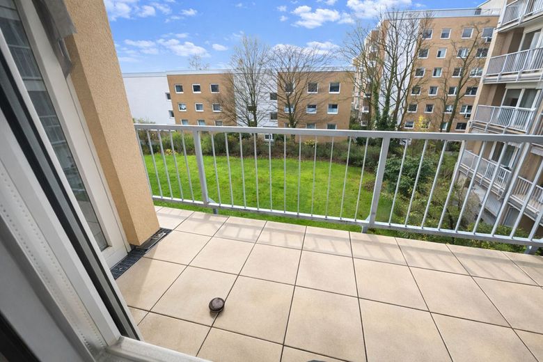 Interessante Kapitalanlage Weststadt: ETW mit Balkon und Garage – Balkonblick auf grünen Innenhof