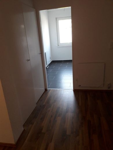 Idealne mieszkanie dla singla – Flur zur Küche