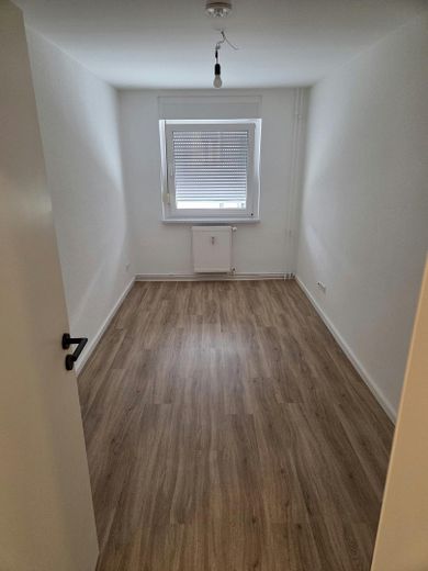Amplio apartamento de 4 habitaciones en una zona tranquila – Arbeitszimmer