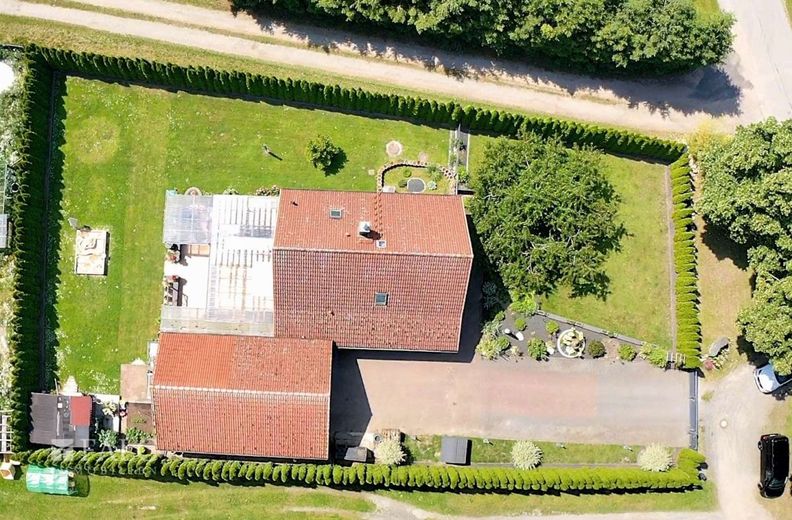 ***Großzügiges Einfamilienhaus mit Außenfachwerk und traumhaftem Garten*** – Luftbild