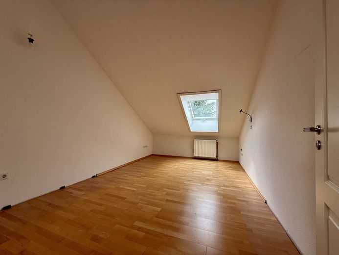 Fröndenberg: Zweifamilienhaus mit üppigem Platzangebot für die gesamte Familie plus separater Garage – Dachgeschoss: Schlafraum 1