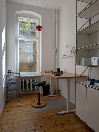 Berlin-Wilmersdorf’da hemen taşınılmaya uygun, yeni yenilenmiş, tamamen mobilyalı 85 m² eski bina dairesi – Fotoğraf 7