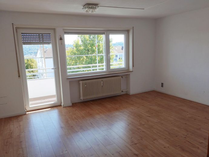 Luminoso appartamento di 3 locali con due balconi e un forte potenziale per il futuro – Wohnzimmer Ansicht 1