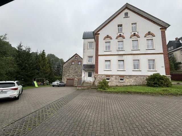 Maison plurifamiliale avec grand garage à Breitenbrunn – Hofansicht mit Carport