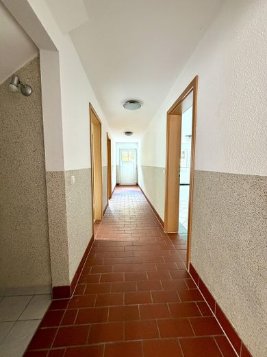 225 qm Familienglück auf 2 Ebenen + Toller Garten, Sauna & Kamin – Flur im Keller