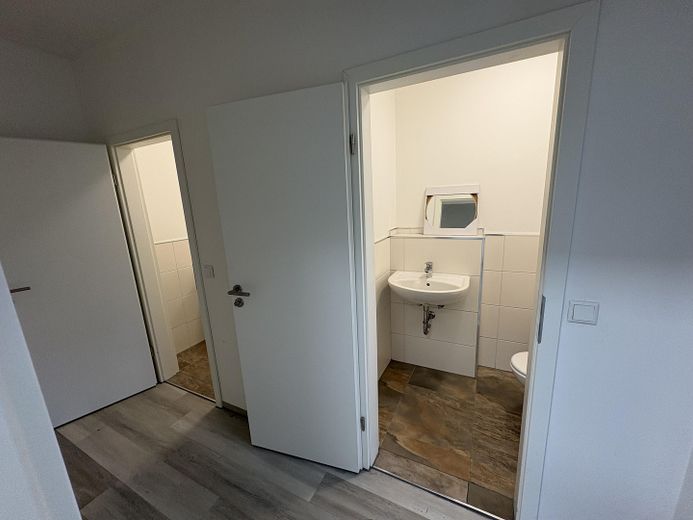 HALLE – ALLEINNUTZUNG - Lager/Verwaltung/Montage/Handwerk – Toiletten Teil B 2