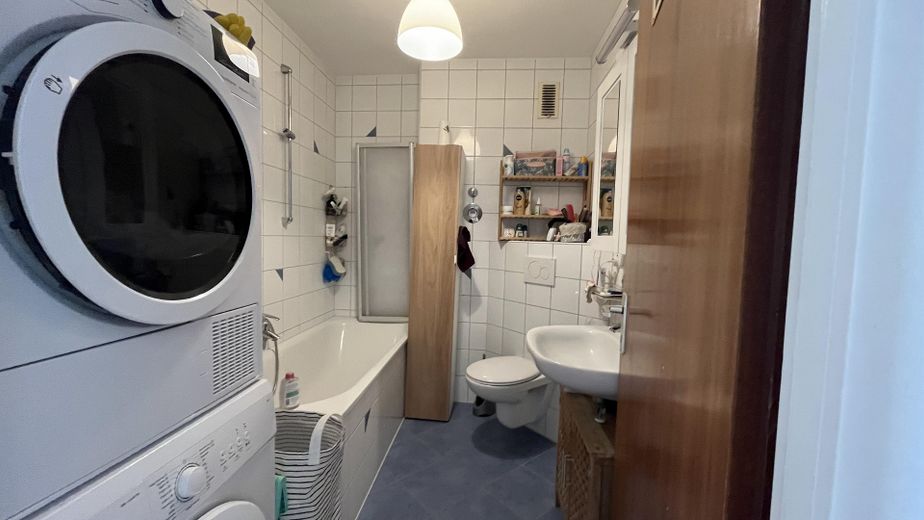 Erstbezug nach umfangreicher Sanierung, 3ZKB mit Balkon, verkehrsgünstig – Bad
