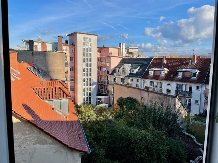 Renovierte 2,5-Raum-Penthouse-Wohnung mit Balkon in Kaiserslautern – Blick Innenhof