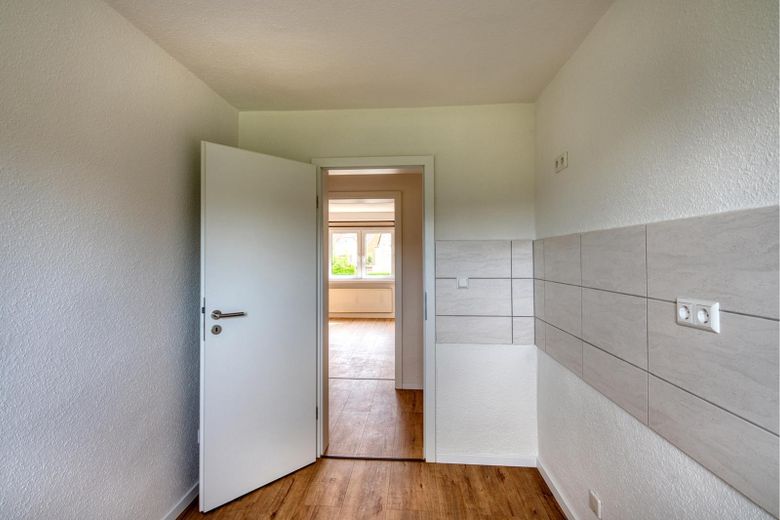 Küche - Blick in Richtung Flur