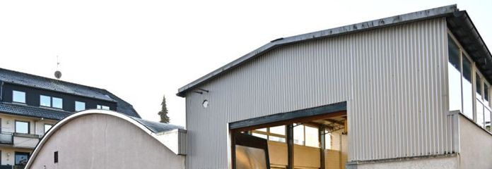 Beheizte, autobahnnahe Hallen m. Büros (o. kl. Wohnung) u. Zweifamilienhaus!