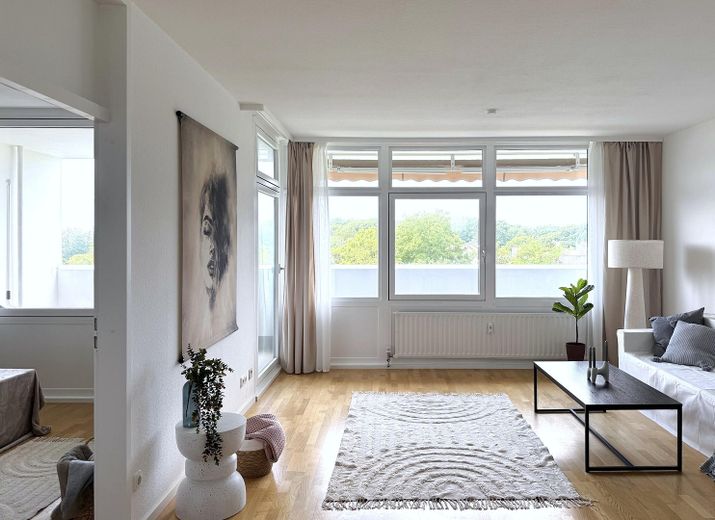 *ZONDER COURTAGE* Stijlvol gemoderniseerd 2-kamer appartement met droomuitzicht & groot zonnebalkon – Foto 1